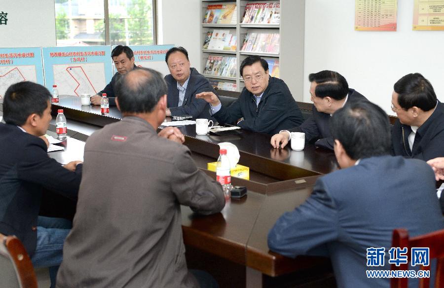 這是5月9日，張德江到湖州市妙西鎮(zhèn)調(diào)研，與基層人大代表座談。新華社記者 馬占成 攝 