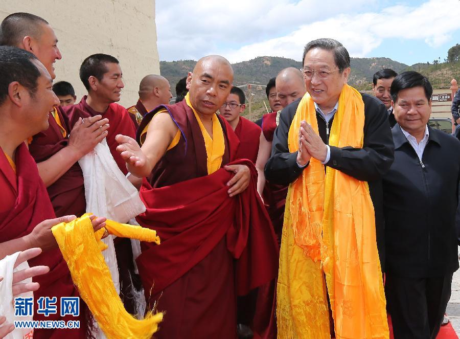 這是5月16日，俞正聲在松贊林寺看望宗教界人士。 新華社記者 劉衛(wèi)兵 攝