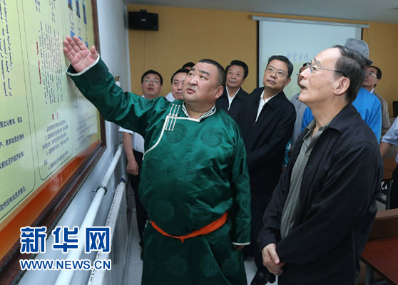 這是7月3日，王岐山在巴彥德力格爾嘎查&ldquo;兩委&rdquo;活動室了解基層黨建情況。新華社記者 龐興雷 攝