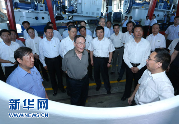 這是7月3日，王岐山在內(nèi)蒙古海裝風電設(shè)備有限公司考察。新華社記者 龐興雷 攝 