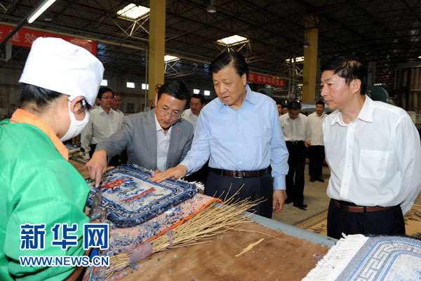 這是7月18日，劉云山在青海藏羊地毯集團有限公司調(diào)研。新華社記者 饒愛民 攝