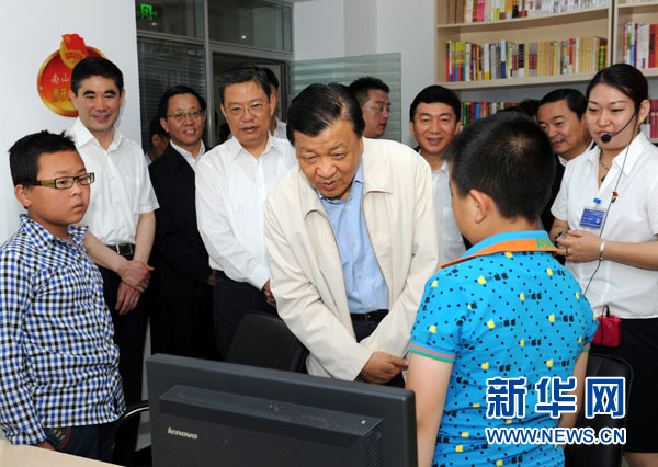 7月17日至19日，中共中央政治局常委、中央書記處書記劉云山在青海調(diào)研。這是7月18日，劉云山在西寧市南山西社區(qū)調(diào)研。 新華社記者饒愛民 攝