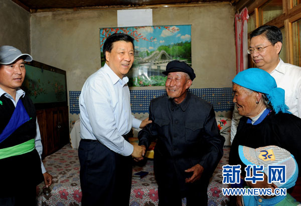 7月17日至19日，中共中央政治局常委、中央書記處書記劉云山在青海調(diào)研。這是7月17日，劉云山在海東市互助土族自治縣東山鄉(xiāng)白牙合村看望老黨員。新華社記者 饒愛民 攝
