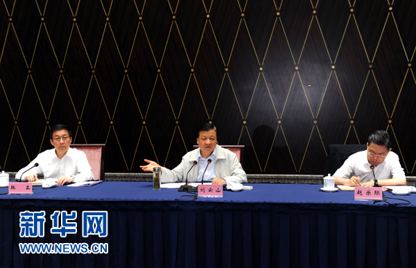 部分省區(qū)市教育實(shí)踐活動(dòng)工作座談會(huì)近日先后在西寧、上海召開，中共中央政治局常委、中央黨的群眾路線教育實(shí)踐活動(dòng)領(lǐng)導(dǎo)小組組長劉云山出席并講話。這是7月23日，劉云山出席上海座談會(huì)并講話。新華社記者 饒愛民 攝 