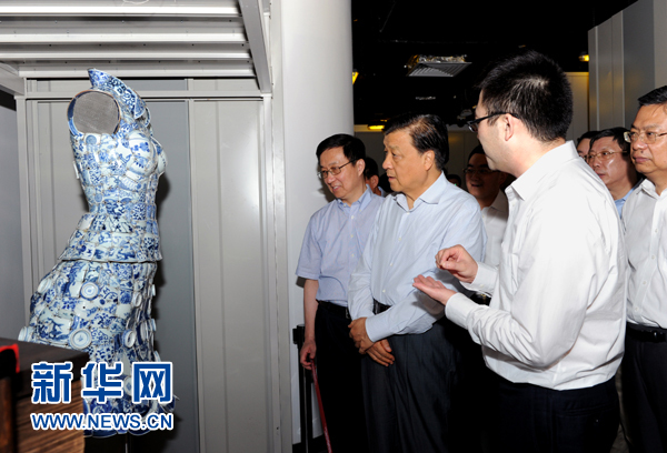 這是7月22日，劉云山在上海國家對(duì)外文化貿(mào)易基地調(diào)研。新華社記者 饒愛民 攝 