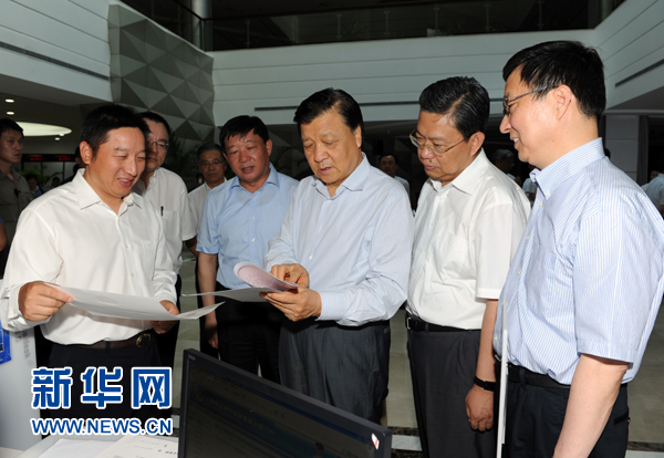  7月22日至23日，中共中央政治局常委、中央書記處書記劉云山在上海調(diào)研。這是7月22日，劉云山在中國（上海）自貿(mào)試驗(yàn)區(qū)外高橋綜合服務(wù)大廳調(diào)研。新華社記者 饒愛民 攝 