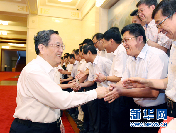 會(huì)前，俞正聲、張高麗接見(jiàn)援藏干部代表，向參加對(duì)口支援西藏工作的各地區(qū)各部門(mén)各單位和廣大援藏干部表示誠(chéng)摯問(wèn)候。新華社記者 姚大偉 攝