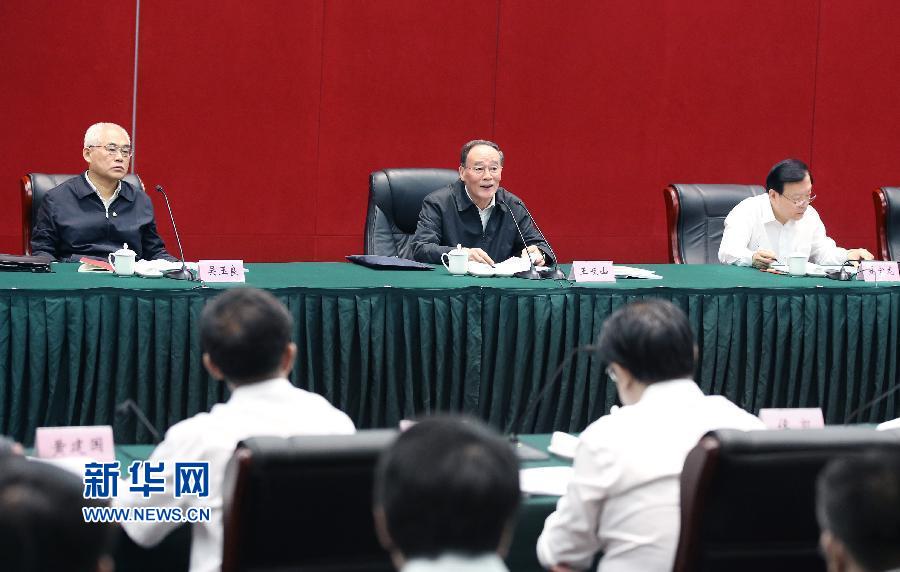 5月8日至10日，中共中央政治局常委、中央紀委書記王岐山到浙江省調(diào)研，并主持召開部分省區(qū)市紀委書記座談會。這是5月9日，王岐山在嘉興主持召開部分省區(qū)市紀委書記座談會。新華社記者 姚大偉 攝 