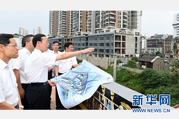 9月16日至18日，中共中央政治局常委、國務(wù)院副總理張高麗在廣西調(diào)研。這是9月16日，張高麗實地考察南寧水街棚戶區(qū)改造項目現(xiàn)場。 新華社記者張鐸攝 