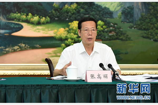 9月16日至18日，中共中央政治局常委、國務(wù)院副總理張高麗在廣西調(diào)研。這是9月17日，張高麗在南寧主持召開&ldquo;十三五&rdquo;規(guī)劃編制工作座談會。 新華社記者張鐸攝 