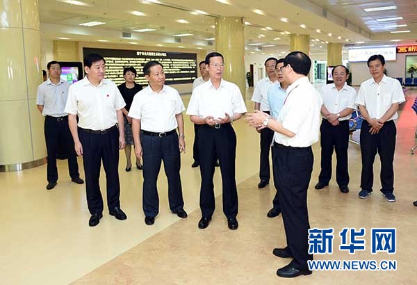 9月16日至18日，中共中央政治局常委、國務(wù)院副總理張高麗在廣西調(diào)研。這是9月17日，張高麗在南寧市公共資源交易中心對外服務(wù)大廳了解自治區(qū)簡政放權(quán)有關(guān)工作。 新華社記者張鐸攝