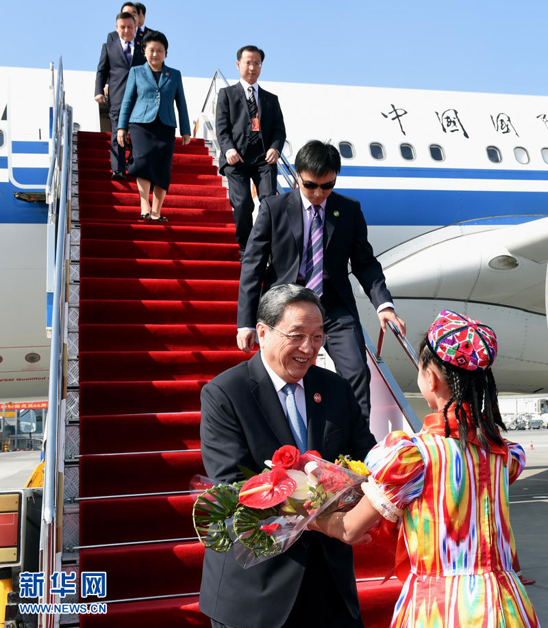 9月25日，以中共中央政治局常委、全國(guó)政協(xié)主席俞正聲為團(tuán)長(zhǎng)的中央代表團(tuán)飛抵烏魯木齊，出席新疆維吾爾自治區(qū)成立60周年慶?；顒?dòng)。新華社記者 饒愛(ài)民 攝