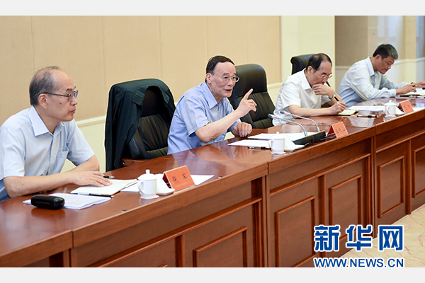 9月24日至26日，中共中央政治局常委、中央紀委書記王岐山在福建調(diào)研。這是9月25日，王岐山在上杭縣古田鎮(zhèn)主持召開座談會，聽取黨員和群眾代表對修訂廉政準則和黨紀處分條例的意見建議。新華社記者張鐸攝