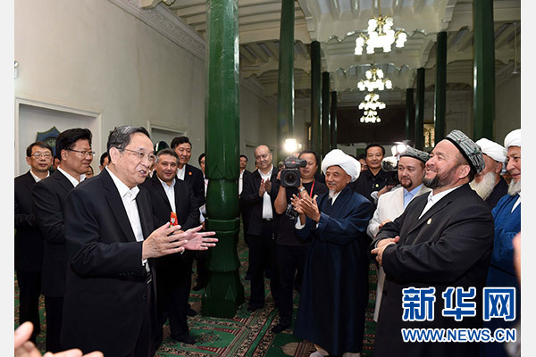 9月26日，中共中央政治局常委、全國政協(xié)主席、中央代表團(tuán)團(tuán)長(zhǎng)俞正聲率中央代表團(tuán)部分成員赴喀什看望各族干部群眾。這是俞正聲等來到喀什市艾提尕爾清真寺，與喀什地區(qū)宗教人士代表交流。新華社記者 饒愛民 攝  