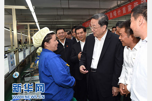 這是俞正聲等在喀什經(jīng)濟(jì)開發(fā)區(qū)深圳產(chǎn)業(yè)園視察電子產(chǎn)品生產(chǎn)線，并與現(xiàn)場(chǎng)工人親切交流。新華社記者 饒愛民 攝