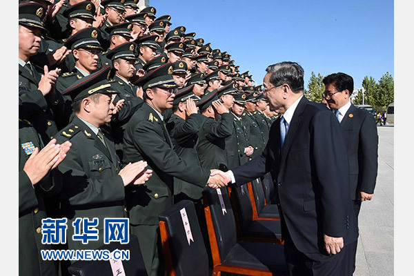 這是俞正聲等赴南疆軍區(qū)慰問，會(huì)見官兵代表。新華社記者 饒愛民 攝