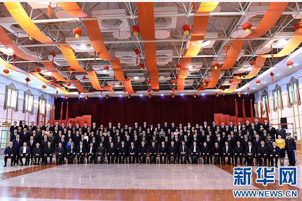 這是俞正聲同喀什地區(qū)有關(guān)負(fù)責(zé)同志、各界人士代表、援疆干部代表合影留念。新華社記者 饒愛民 攝