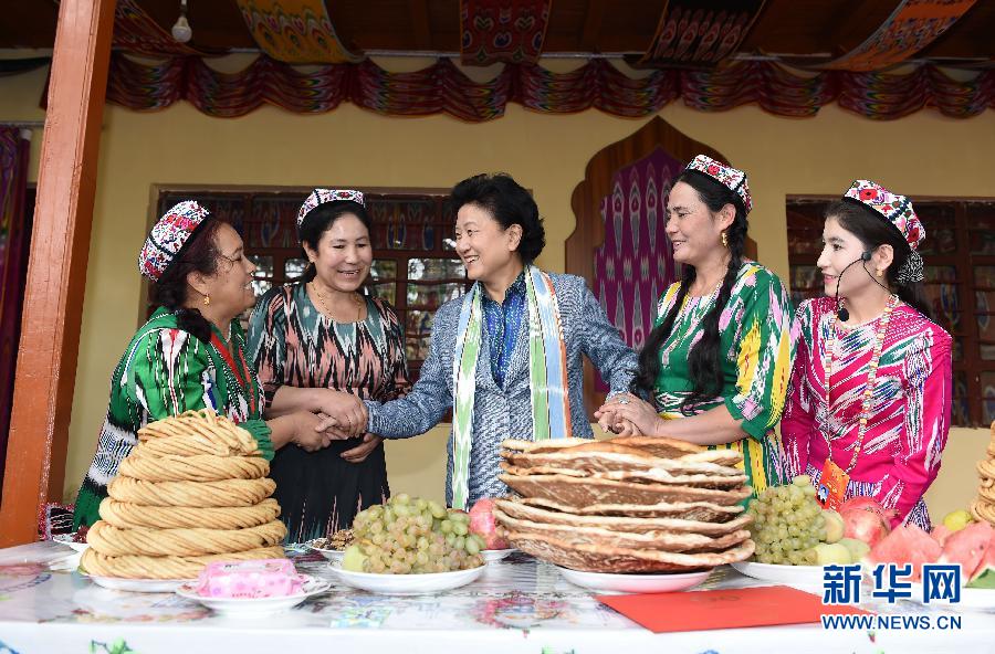 　9月26日，中共中央政治局委員、國(guó)務(wù)院副總理、中央代表團(tuán)副團(tuán)長(zhǎng)劉延?xùn)|率中央代表團(tuán)分團(tuán)到和田地區(qū)看望慰問各族干部群眾。這是劉延?xùn)|在和田市吉亞鄉(xiāng)喀勒塔吐格曼村與維吾爾族群眾在一起。新華社記者張領(lǐng)攝