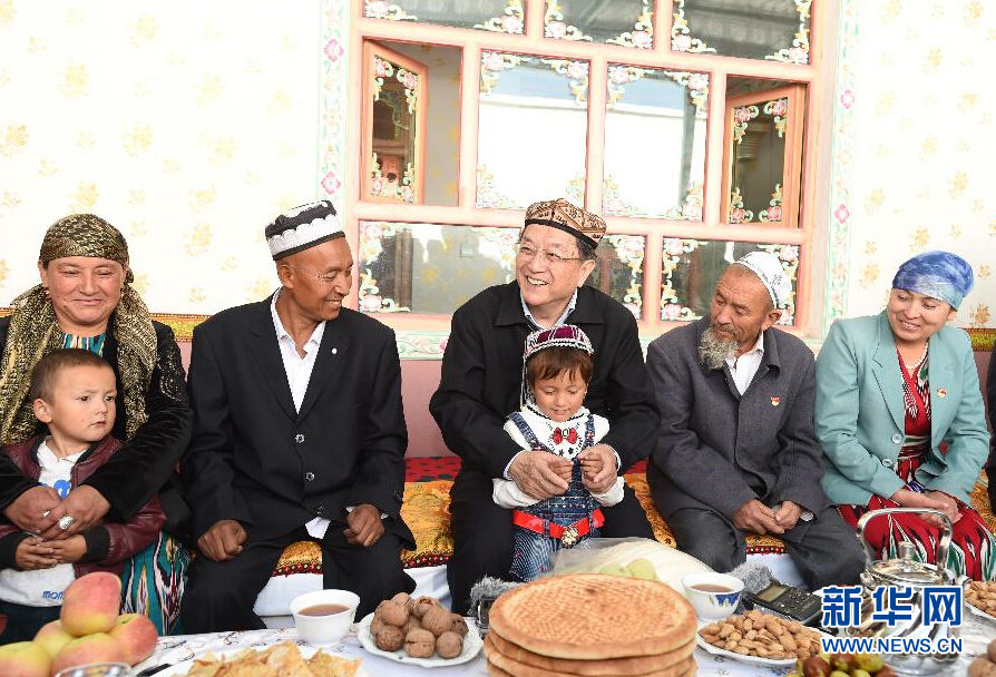 9月27日，中共中央政治局常委、全國政協(xié)主席、中央代表團(tuán)團(tuán)長俞正聲率中央代表團(tuán)部分成員赴喀什地區(qū)莎車縣看望各族干部群眾。這是俞正聲在莎車縣艾力西湖鎮(zhèn)21村看望維吾爾族村民阿布來提&middot;阿不力孜一家。新華社記者 高潔 攝