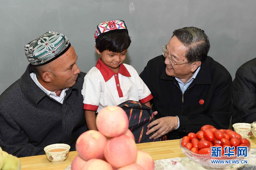 9月27日，中共中央政治局常委、全國政協(xié)主席、中央代表團(tuán)團(tuán)長俞正聲率中央代表團(tuán)部分成員赴喀什地區(qū)莎車縣看望各族干部群眾。這是俞正聲到新疆生產(chǎn)建設(shè)兵團(tuán)第三師莎車農(nóng)場維吾爾族團(tuán)場職工家中看望，并向小朋友贈送學(xué)習(xí)用品。新華社記者 饒愛民 攝