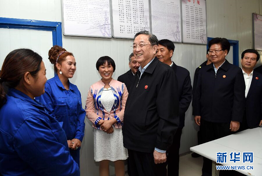 9月27日，中共中央政治局常委、全國政協(xié)主席、中央代表團(tuán)團(tuán)長俞正聲率中央代表團(tuán)部分成員來到新疆英吉沙縣喀什中興手套有限公司考察。新華社記者 饒愛民 攝 