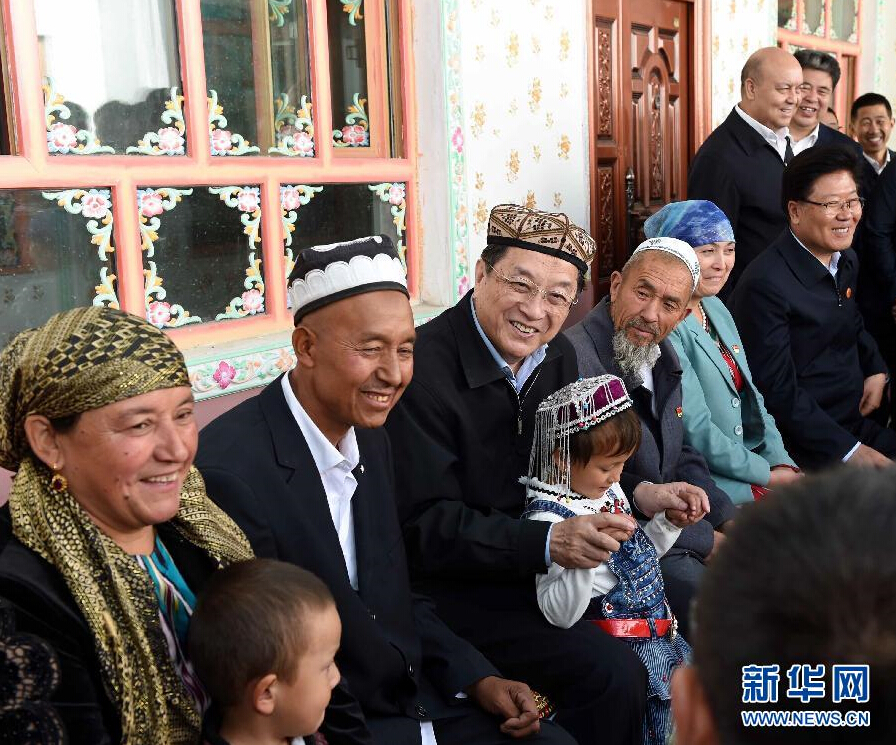 9月27日，中共中央政治局常委、全國政協(xié)主席、中央代表團(tuán)團(tuán)長俞正聲率中央代表團(tuán)部分成員赴喀什地區(qū)莎車縣看望各族干部群眾。這是俞正聲在莎車縣艾力西湖鎮(zhèn)21村看望維吾爾族村民阿布來提&middot;阿不力孜一家。新華社記者 饒愛民 攝