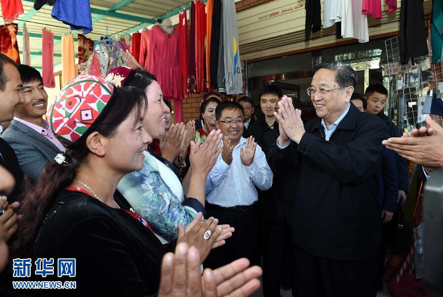 9月27日，中共中央政治局常委、全國政協(xié)主席、中央代表團(tuán)團(tuán)長俞正聲率中央代表團(tuán)部分成員赴喀什地區(qū)莎車縣看望各族干部群眾。這是俞正聲在莎車縣艾力西湖鎮(zhèn)21村看望慰問維吾爾族群眾。新華社記者 饒愛民 攝