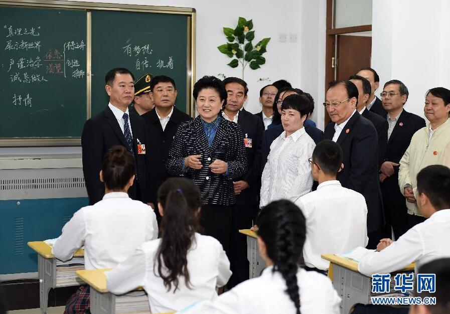 9月27日，中共中央政治局委員、國務院副總理、中央代表團副團長劉延東率中央代表團分團，帶著黨中央、國務院的親切關懷和全國各族人民的深切情誼，來到和田地區(qū)、阿克蘇地區(qū)慰問各族干部群眾，并祝賀大家中秋節(jié)快樂。這是劉延東視察對口援建的和田天津中學。新華社記者 張領 攝
