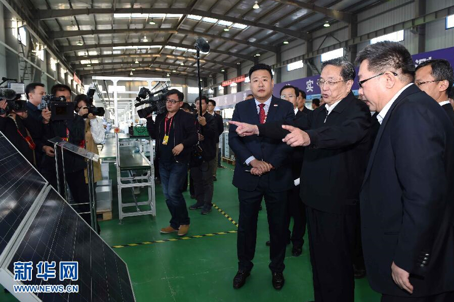 9月28日，中共中央政治局常委、全國(guó)政協(xié)主席、中央代表團(tuán)團(tuán)長(zhǎng)俞正聲率中央代表團(tuán)部分成員赴祖國(guó)最西端的新疆克孜勒蘇柯?tīng)柨俗巫灾沃菘赐繂?wèn)各族干部群眾。這是俞正聲來(lái)到阿圖什市昆山產(chǎn)業(yè)園新疆中興能源公司視察工作。新華社記者 饒愛(ài)民 攝