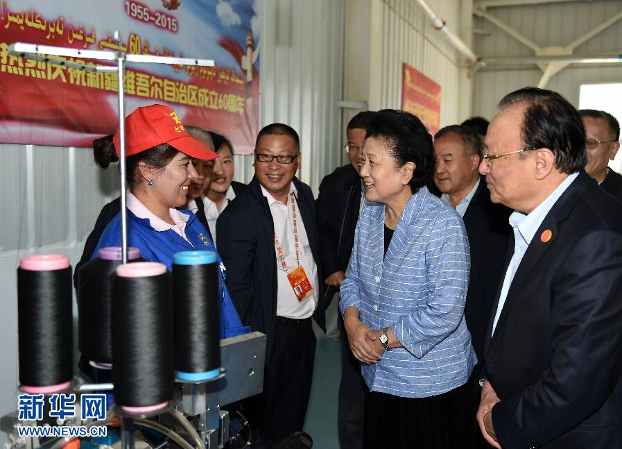 9月28日，中共中央政治局委員、國(guó)務(wù)院副總理、中央代表團(tuán)副團(tuán)長(zhǎng)劉延?xùn)|率中央代表團(tuán)分團(tuán)赴阿克蘇地區(qū)、伊犁哈薩克自治州慰問(wèn)，與各族干部群眾共度節(jié)日、共享歡樂(lè)。這是劉延?xùn)|在阿克蘇紡織工業(yè)城慰問(wèn)棉紡工人。新華社記者張領(lǐng)攝