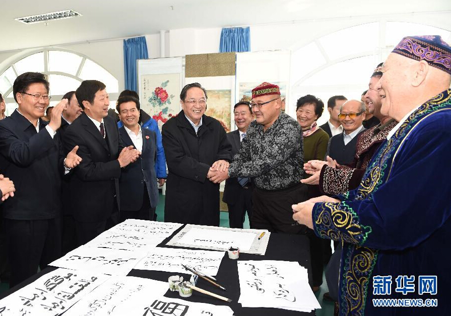 9月29日，中共中央政治局常委、全國政協(xié)主席、中央代表團團長俞正聲率中央代表團部分成員赴阿勒泰地區(qū)看望各族干部群眾。這是俞正聲來到阿勒泰地區(qū)老年人活動中心，觀看老同志書畫展，同老同志親切交談。新華社記者 高潔 攝