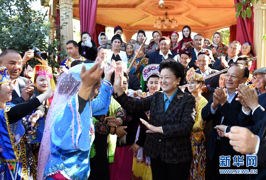 9月29日，中共中央政治局委員、國務(wù)院副總理、中央代表團副團長劉延?xùn)|率中央代表團分團在伊犁哈薩克自治州看望慰問各族干部群眾。這是劉延?xùn)|在伊寧市漢賓鄉(xiāng)發(fā)展村考察慰問時與表演維吾爾族傳統(tǒng)歌舞&ldquo;麥西來甫&rdquo;的村民們交流。新華社記者張領(lǐng)攝