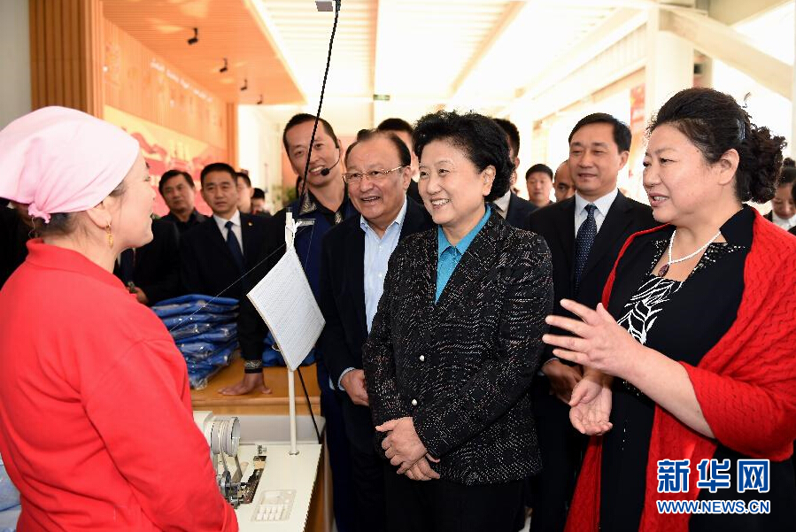 9月29日，中共中央政治局委員、國務(wù)院副總理、中央代表團副團長劉延?xùn)|率中央代表團分團在伊犁哈薩克自治州看望慰問各族干部群眾。這是劉延?xùn)|來到伊寧市坤漠服裝有限公司考察慰問，與維吾爾族女工阿里雅&middot;克里木親切交談。新華社記者張領(lǐng)攝