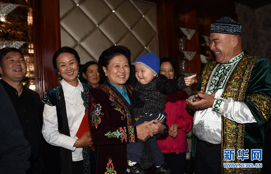 9月29日，中共中央政治局委員、國務(wù)院副總理、中央代表團副團長劉延?xùn)|率中央代表團分團在伊犁哈薩克自治州看望慰問各族干部群眾。這是劉延?xùn)|在伊寧市漢賓鄉(xiāng)發(fā)展村走訪慰問哈薩克族村民。新華社記者張領(lǐng)攝