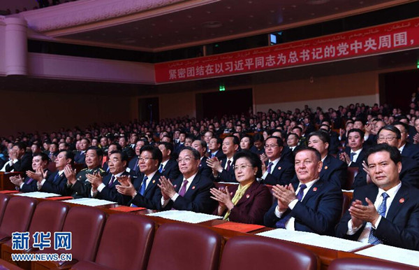     9月30日，慶祝新疆維吾爾自治區(qū)成立60周年文藝晚會《新疆禮贊》在新疆人民會堂精彩呈現(xiàn)。中共中央政治局常委、全國政協(xié)主席、中央代表團團長俞正聲，與2000余名各族群眾代表一起觀看演出。新華社記者 饒愛民 攝