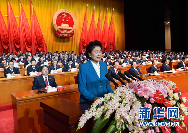 10月1日，慶祝中華人民共和國成立66周年暨新疆維吾爾自治區(qū)成立60周年大會在新疆人民會堂隆重舉行。這是中共中央政治局委員、國務院副總理、中央代表團副團長劉延東宣讀中共中央、全國人大常委會、國務院、全國政協(xié)、中央軍委關于慶祝新疆維吾爾自治區(qū)成立60周年的賀電。新華社記者 饒愛民 攝 