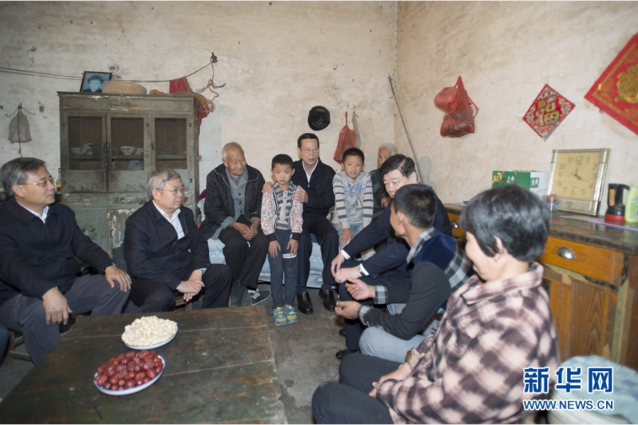 10月22日至23日，中共中央政治局常委、國務(wù)院副總理張高麗在山東調(diào)研扶貧工作情況。這是10月22日，張高麗在菏澤市巨野縣田莊鎮(zhèn)后屯村入戶看望生活困難村民。 新華社記者 王曄 攝