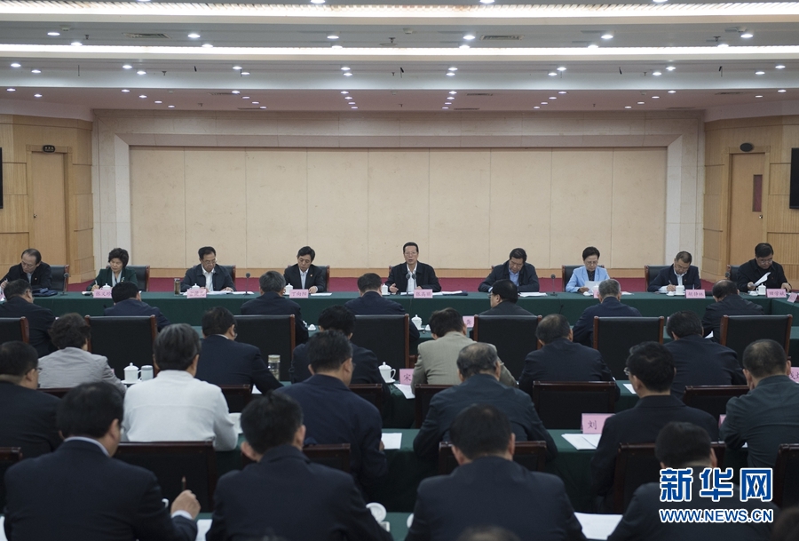 10月22日至23日，中共中央政治局常委、國務(wù)院副總理張高麗在山東調(diào)研扶貧工作情況。這是10月23日，張高麗在菏澤市主持召開扶貧工作座談會。 新華社記者 王曄 攝