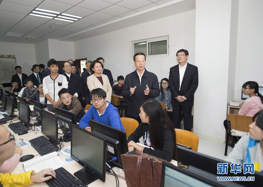 10月22日至23日，中共中央政治局常委、國務(wù)院副總理張高麗在山東調(diào)研扶貧工作情況。這是10月22日，張高麗在濟(jì)寧市惠普軟件人才實訓(xùn)基地調(diào)研教育培訓(xùn)脫貧有關(guān)情況。 新華社記者 王曄 攝