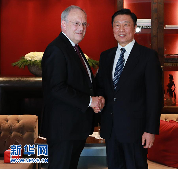 1月21日，中國(guó)國(guó)家副主席李源潮（右）在瑞士達(dá)沃斯會(huì)見瑞士聯(lián)邦主席施奈德－阿曼。 新華社記者羅歡歡攝