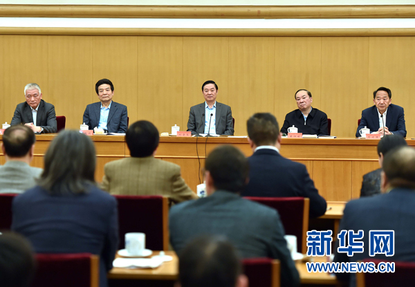 4月8日，中共中央政治局委員、中央書(shū)記處書(shū)記、中宣部部長(zhǎng)劉奇葆在北京同講好中國(guó)故事專(zhuān)家學(xué)者、文化交流使者研討班學(xué)員座談。 新華社記者李濤 攝