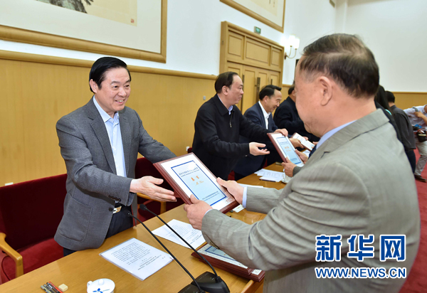 4月8日，中共中央政治局委員、中央書(shū)記處書(shū)記、中宣部部長(zhǎng)劉奇葆在北京同講好中國(guó)故事專(zhuān)家學(xué)者、文化交流使者研討班學(xué)員座談。這是劉奇葆在座談會(huì)上向獲得講好中國(guó)故事文化交流使者稱(chēng)號(hào)的代表頒發(fā)證書(shū)。新華社記者 李濤 攝