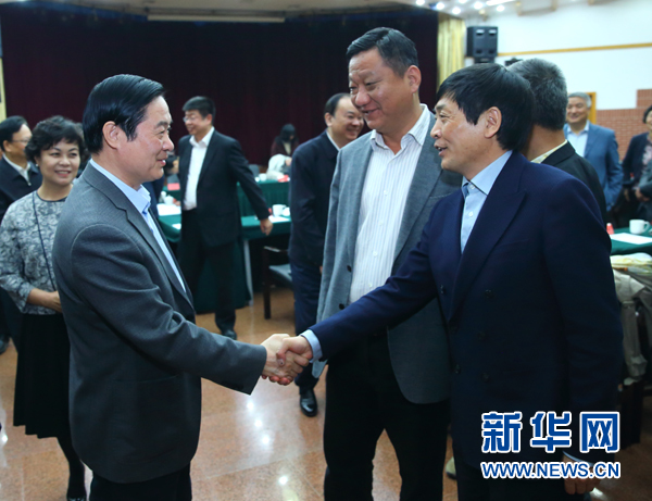 4月12日，中共中央政治局委員、中央書記處書記、中宣部部長劉奇葆在北京出席&ldquo;走向世界的中國兒童文學(xué)&rdquo;座談會并講話。這是座談會后，劉奇葆與國際安徒生獎(jiǎng)獲得者、兒童文學(xué)作家曹文軒握手。新華社記者丁海濤攝