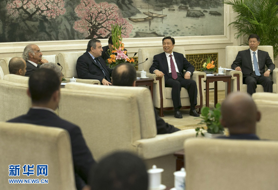 4月25日，國家副主席李源潮在北京人民大會(huì)堂會(huì)見出席&ldquo;中國－阿拉伯國家政黨對(duì)話會(huì)&rdquo;的外方代表。 新華社記者馬占成攝
