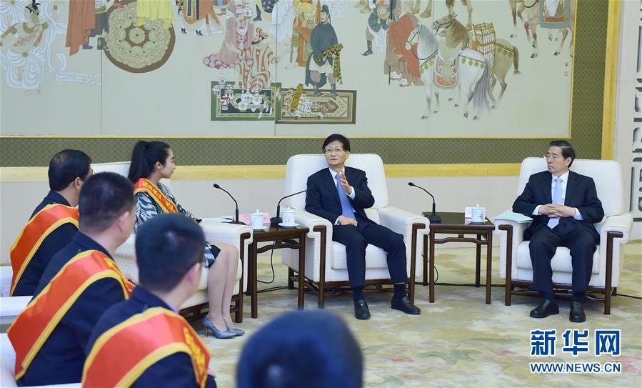 (XHDW)孟建柱會(huì)見(jiàn)買(mǎi)買(mǎi)提江·托乎尼牙孜同志先進(jìn)事跡報(bào)告團(tuán)