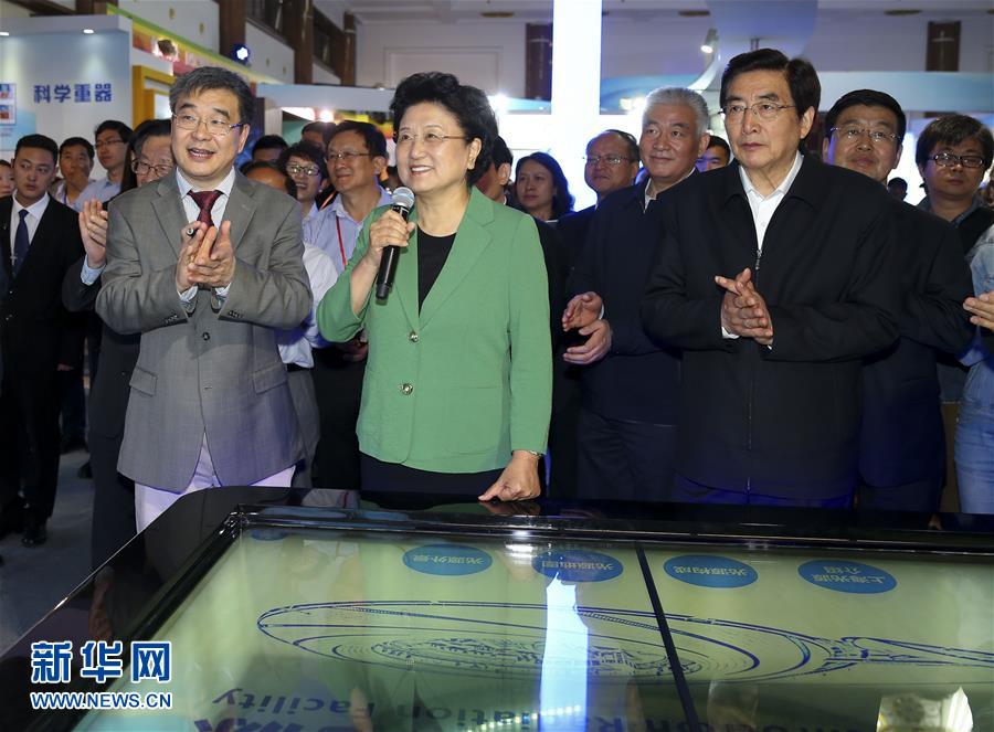 （新華網(wǎng)）劉延?xùn)|、郭金龍參加2016年全國(guó)科技活動(dòng)周活動(dòng)