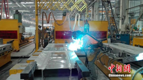 中車青島四方機(jī)車車輛股份有限公司&ldquo;80后&rdquo;高級(jí)技師張合禮在車間焊接鋼縫。