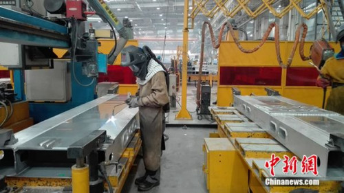 焊接工人正在工作。中新網(wǎng) 邱宇 攝