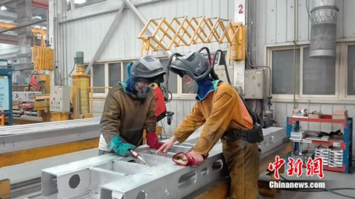 張合禮指導(dǎo)徒弟工作。中新網(wǎng) 邱宇 攝