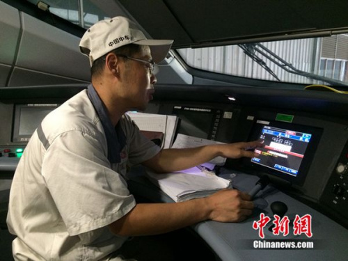 中車(chē)青島四方機(jī)車(chē)車(chē)輛股份有限公司高鐵調(diào)試高級(jí)技師周勇在演示調(diào)試過(guò)程。中新網(wǎng) 邱宇 攝